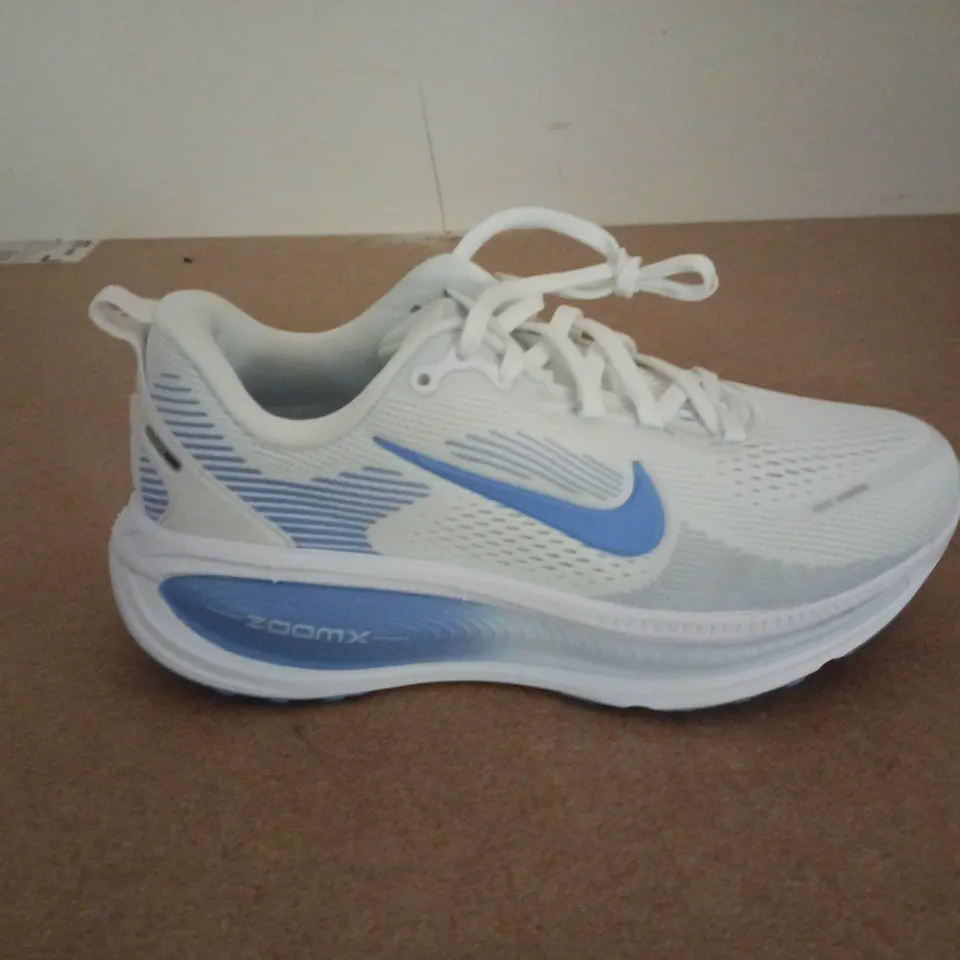 UNBOXED PAIR OF NIKE RUNNING ZOOMX RUNNING TRAINERS IN WHITE/BLUE - UK 5