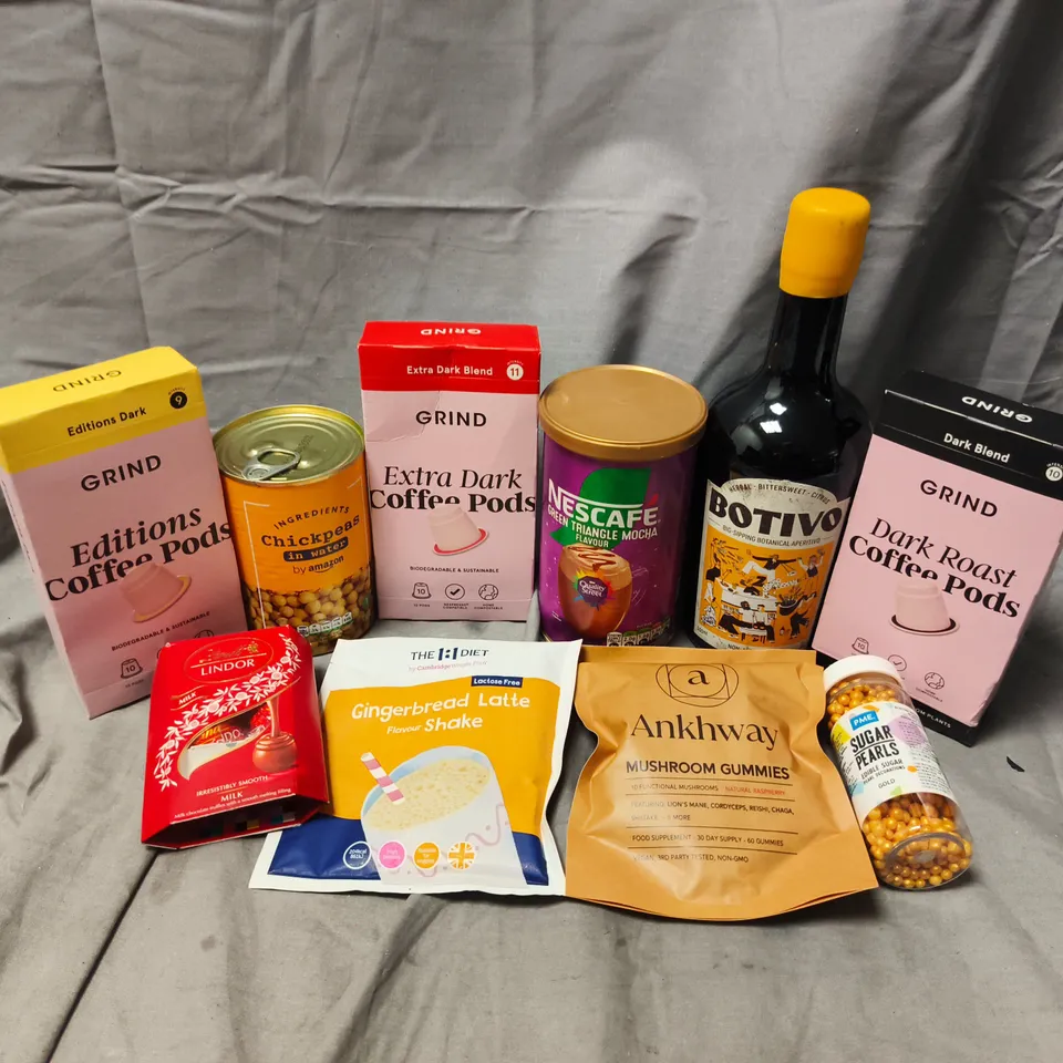 APPROXIMATELY 15 ASSORTED FOOD & DRINK ITEMS TO INCLUDE GRIND COFFEE PODS, GINGERBREAD LATTE, BOTIVO NON-ALCOHOLIC, ETC - COLLECTION ONLY