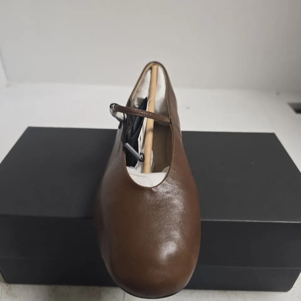 BOXED PAIR OF MASSIMO DUTTI BROWN LEATHER BALLET FLATS WITH BUCKLE STRAP, UK 5