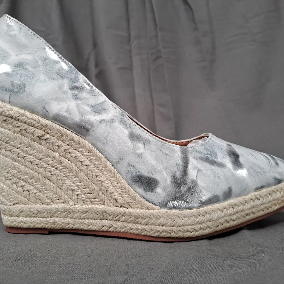 BOXED PAIR OF DESIGNER POINTED TOE HIGH WEDGE SHOES IN SILVER/PALE BLUE EU SIZE 42