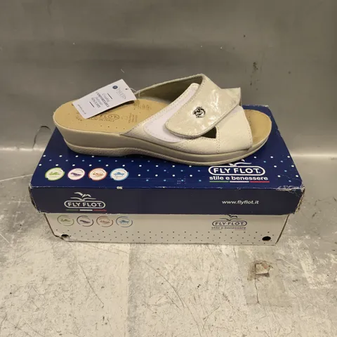 BOXED PAIR OF FLY FLOT SANDALS IN WHITE - 6