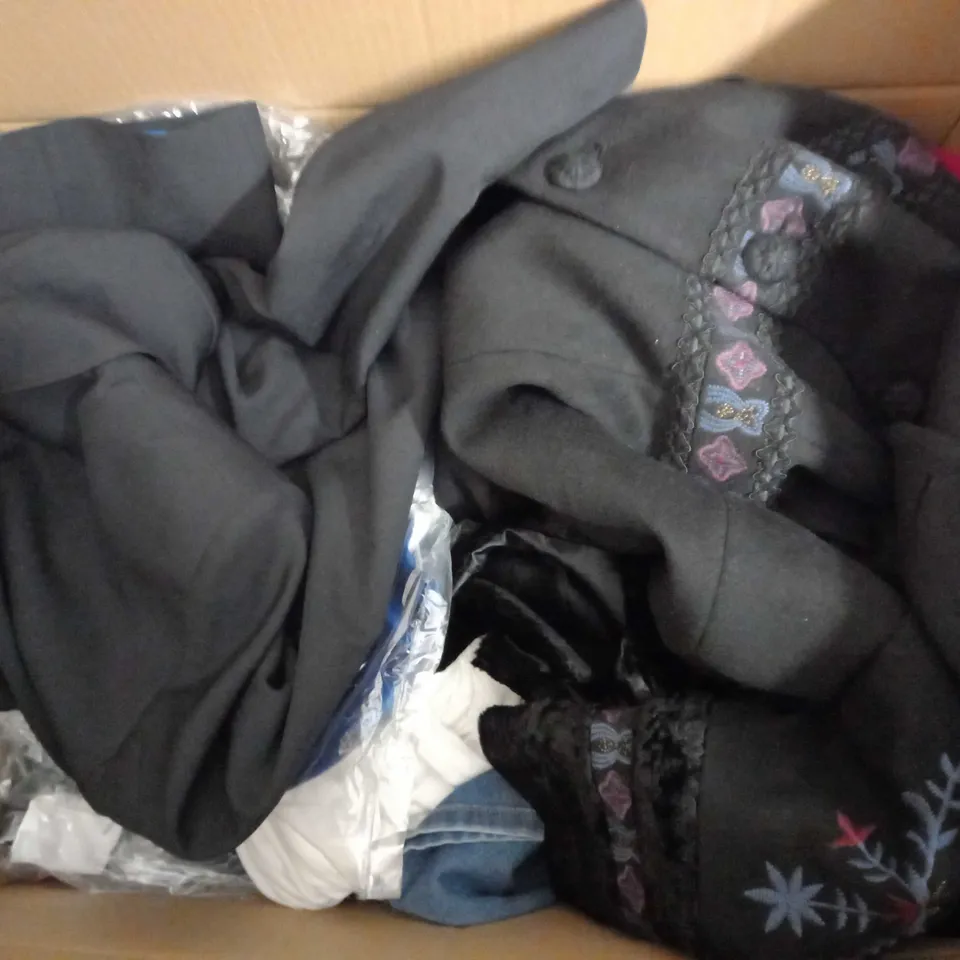 LARGE QUANTITY OF CLOTHING ITEMS TO INCLUDE DRESSES, SWEATERS, JEANS, T-SHIRTS, ETC