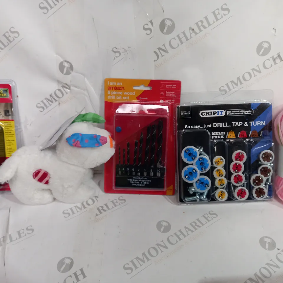 BOX OF APPROXIMATELY 8 ASSORTED ITEMS TO INCLUDE - BURG WACHTER KEY SAFE - GRIP IT TURN AND TAP - THE SNOWMAN DOG TOY ECT