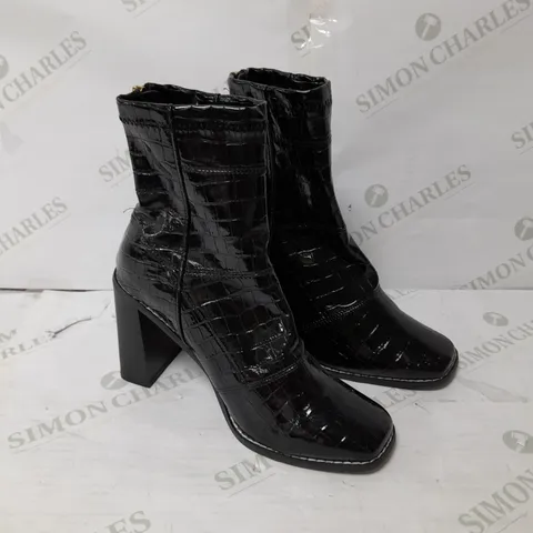 FAUX SNAKESKIN LEATHER ZIP ANKLE BOOT IN GLOSSY BLACK SIZE 6