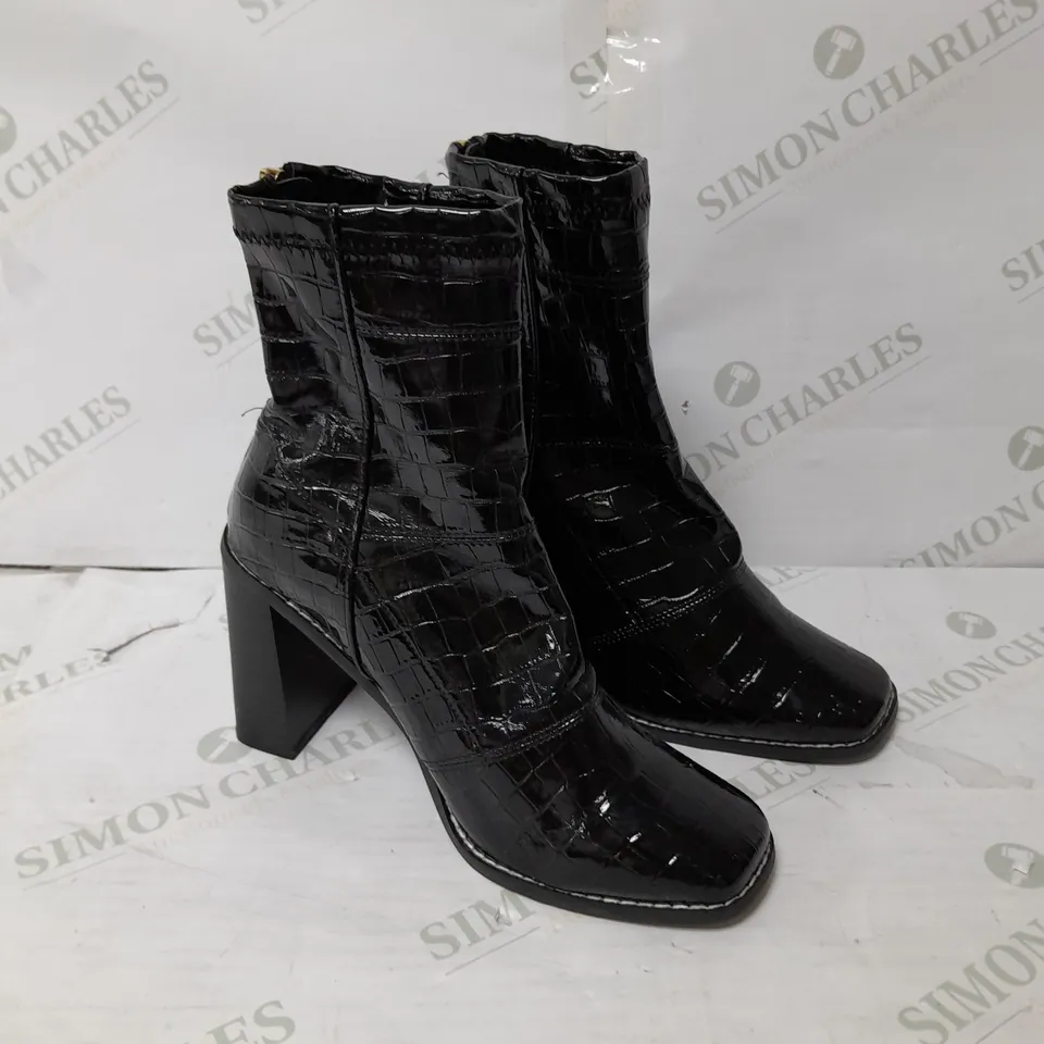 FAUX SNAKESKIN LEATHER ZIP ANKLE BOOT IN GLOSSY BLACK SIZE 6