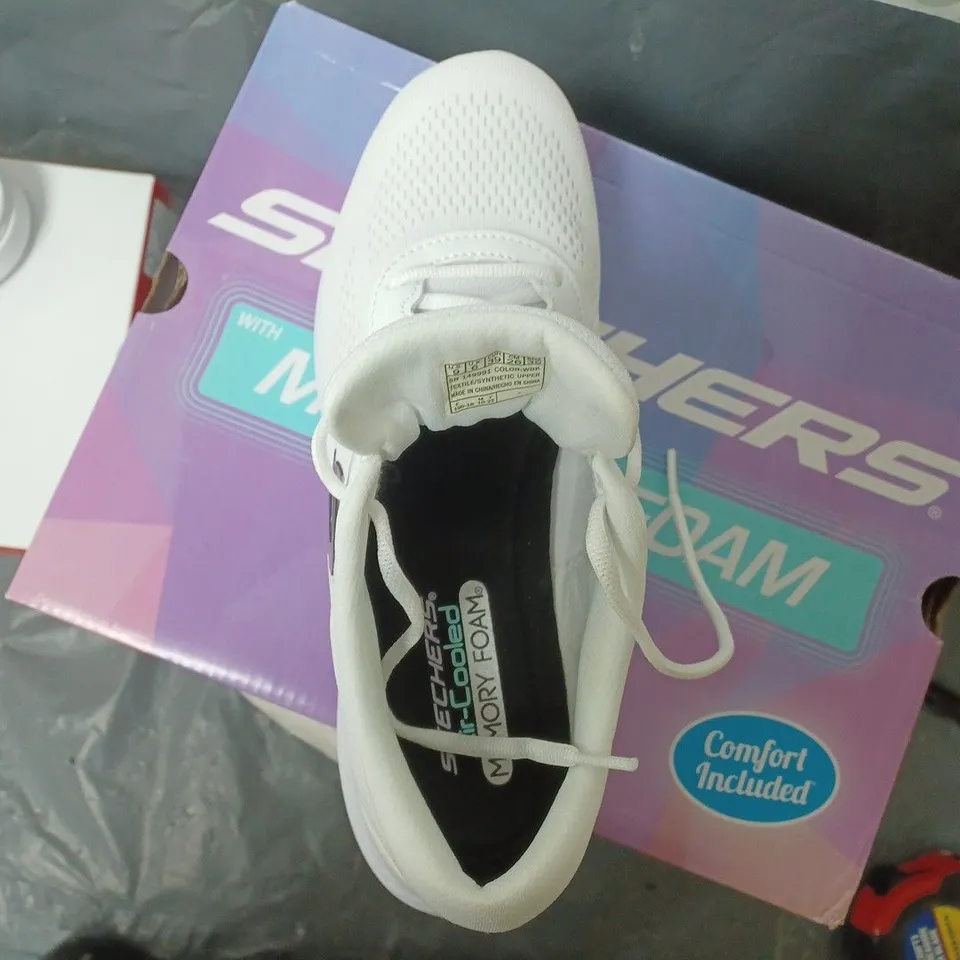 BOXED SKECHERS SKECH-LITE PRO - PERFECT TIME WITH MEMORY FOAM - WHITE - SIZE 6 UK