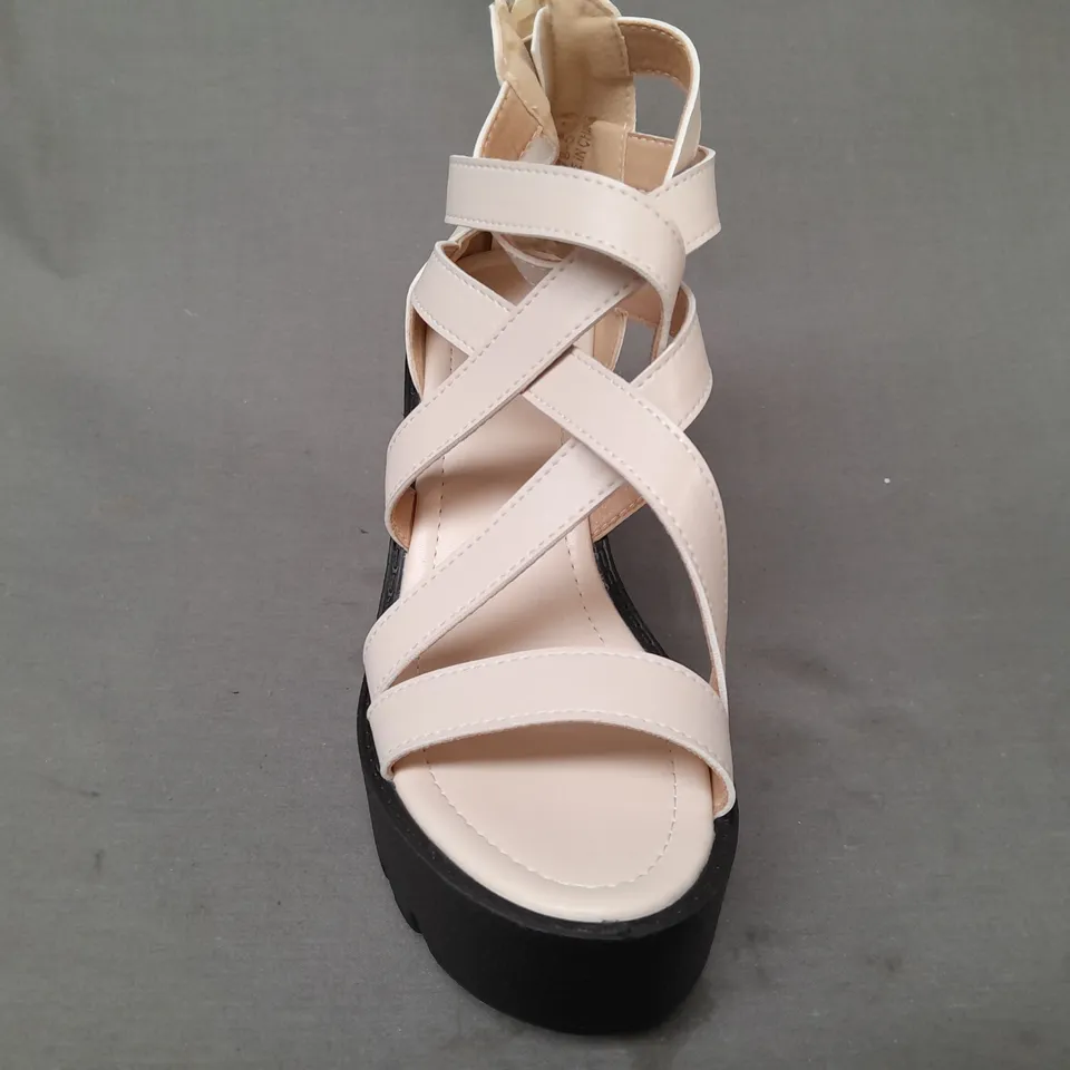 BOXED PAIR OF DESIGNER OPEN TOE BLOCK HEEL STRAPPY SANDALS IN NATURAL EU SIZE 38.5