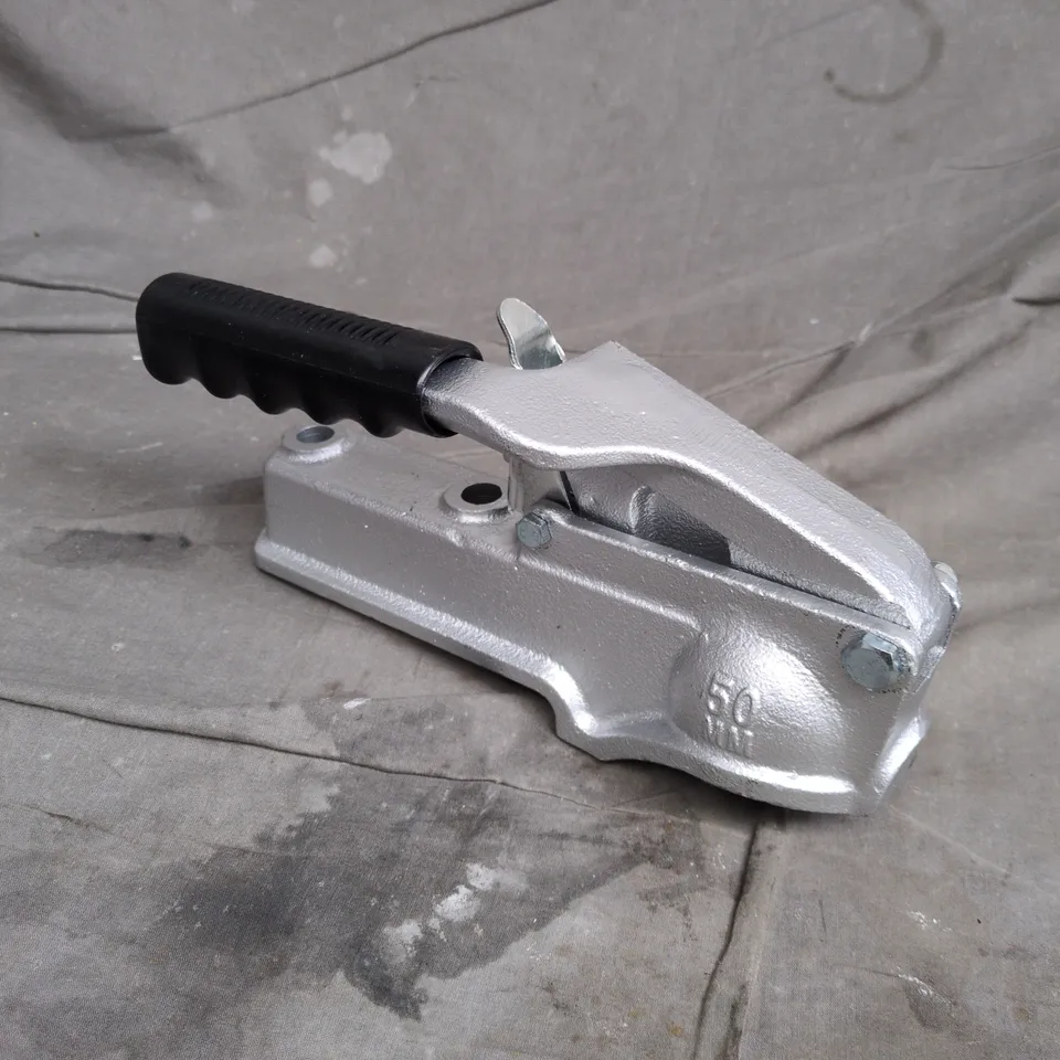 TRAILER HITCH COUPLER