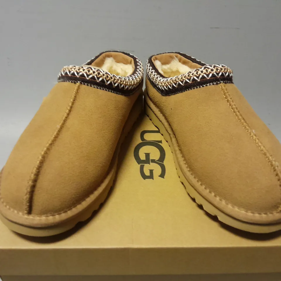 BOXED PAIR OF UGGS WOMENS TASMAN SLIPPERS IN BROWN - UK 6