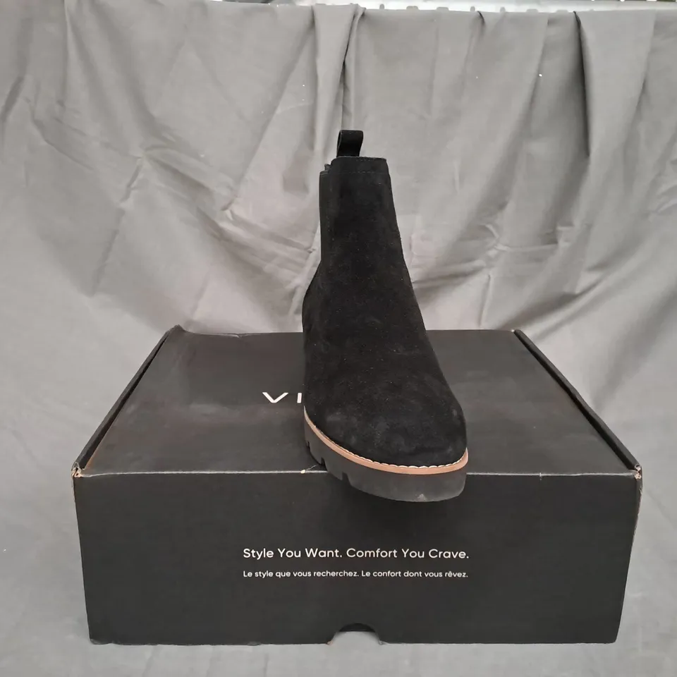 BOXED PAIR OF VIONIC CHARM BRIGHTON CHELSEA BOOTS IN BLACK SIZE 7
