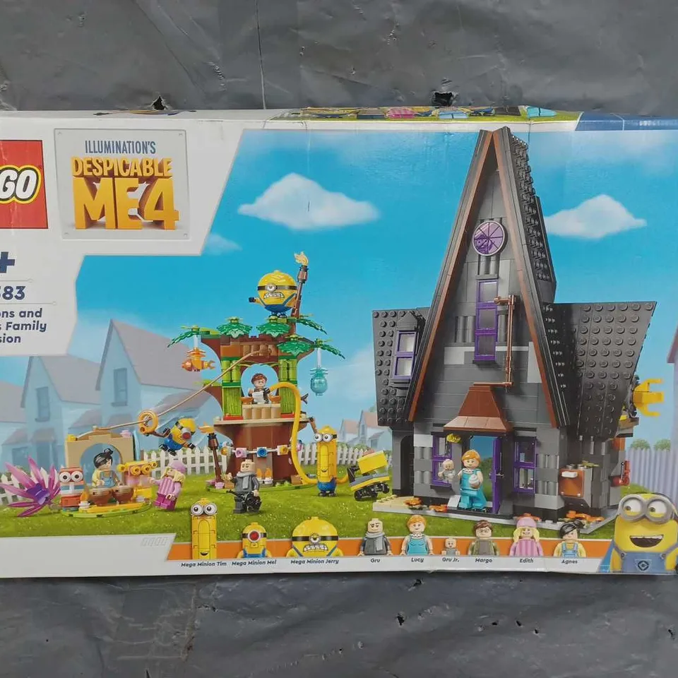 BOXED ILLUMINATIONS DESPICABLE ME 4 MINIONS AND GRU'S FAMILY MANSION