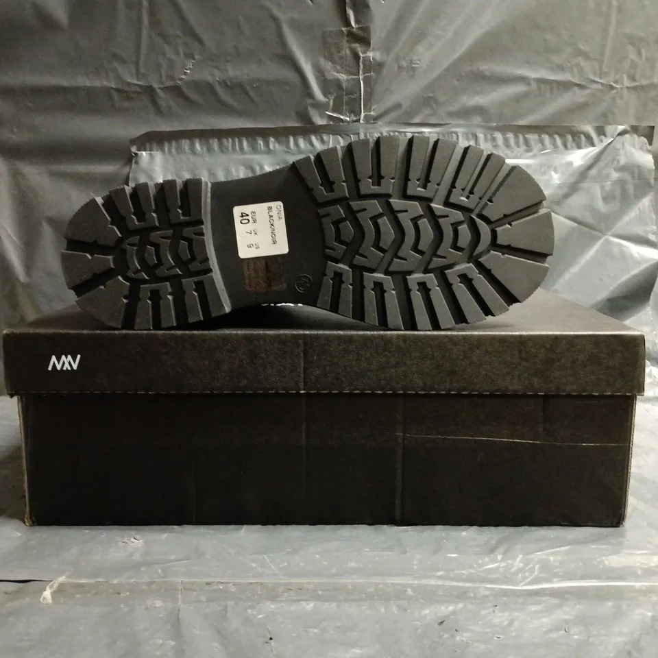 BOXED PAIR OF MATT & NAT ANKLE BOOTS IN BLACK SIZE UK 7