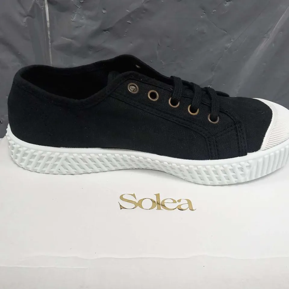 BOXED SOLEA BUMP BLACK/WHITE CANVAS SNEAKERS SIZE 37