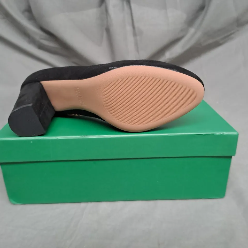 BOXED PAIR OF CASTAMERE FAUW SUEDE BLOCK HEEL SHOE IN BLACK SIZE 5