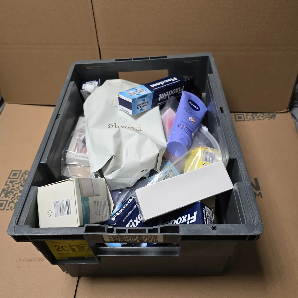 APPROXIMATELY 20 ASSORTED COSMETIC ITEMS TO INCLUDE GLOVED HAND WASH, AVEENO GEL MOISTURISER, FIXODENT, NIVEA ETC