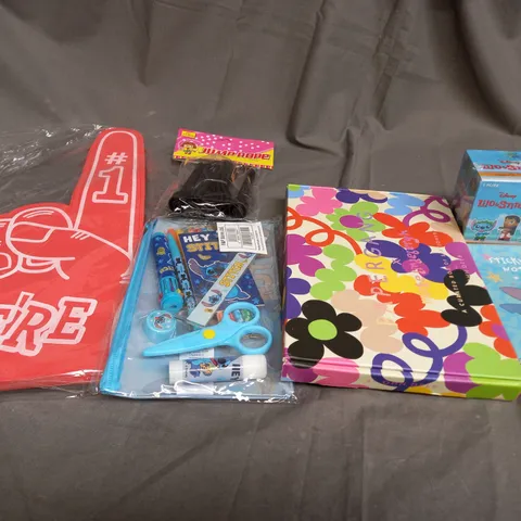 LARGE QAUNTIITY OF ASSORTED TOYS AND GAMES TO INCLUDE STITCH, FOAM FINGERS AND JUMP ROPE