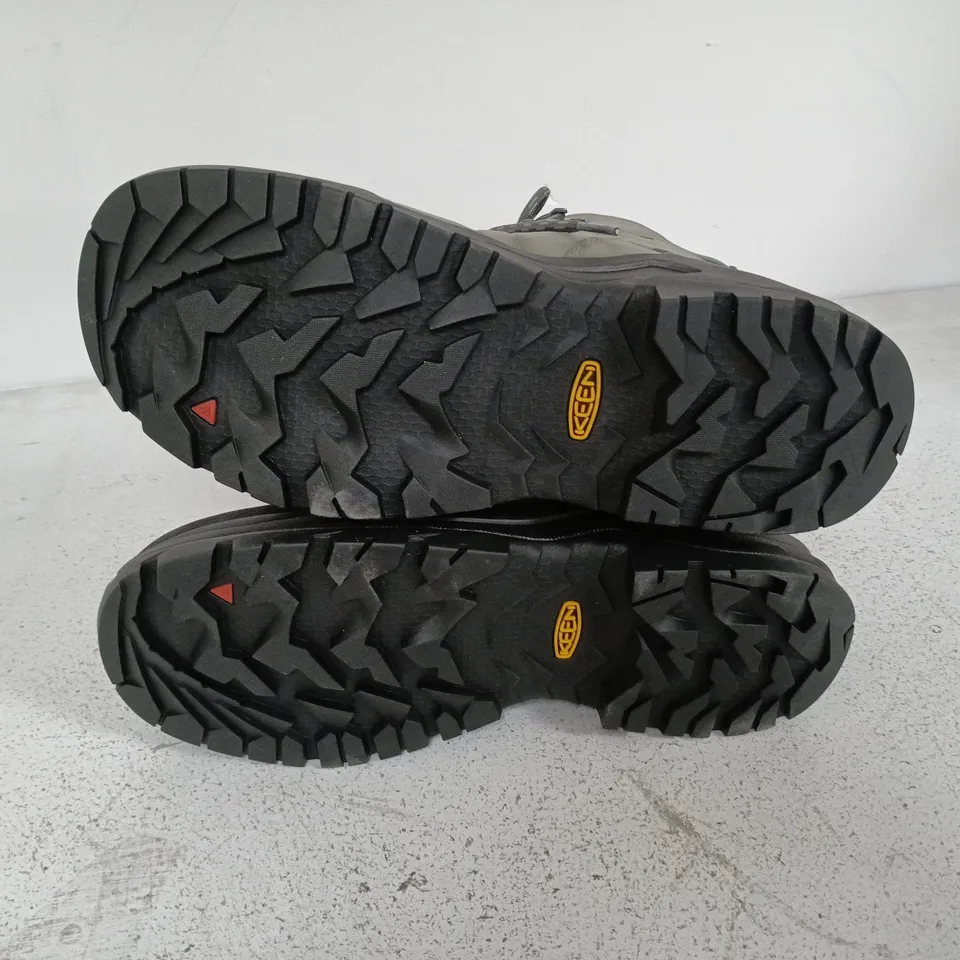 BOXED PAIR OF KEEN KARRAIG MID WP BOOTS IN GREY - UK 7