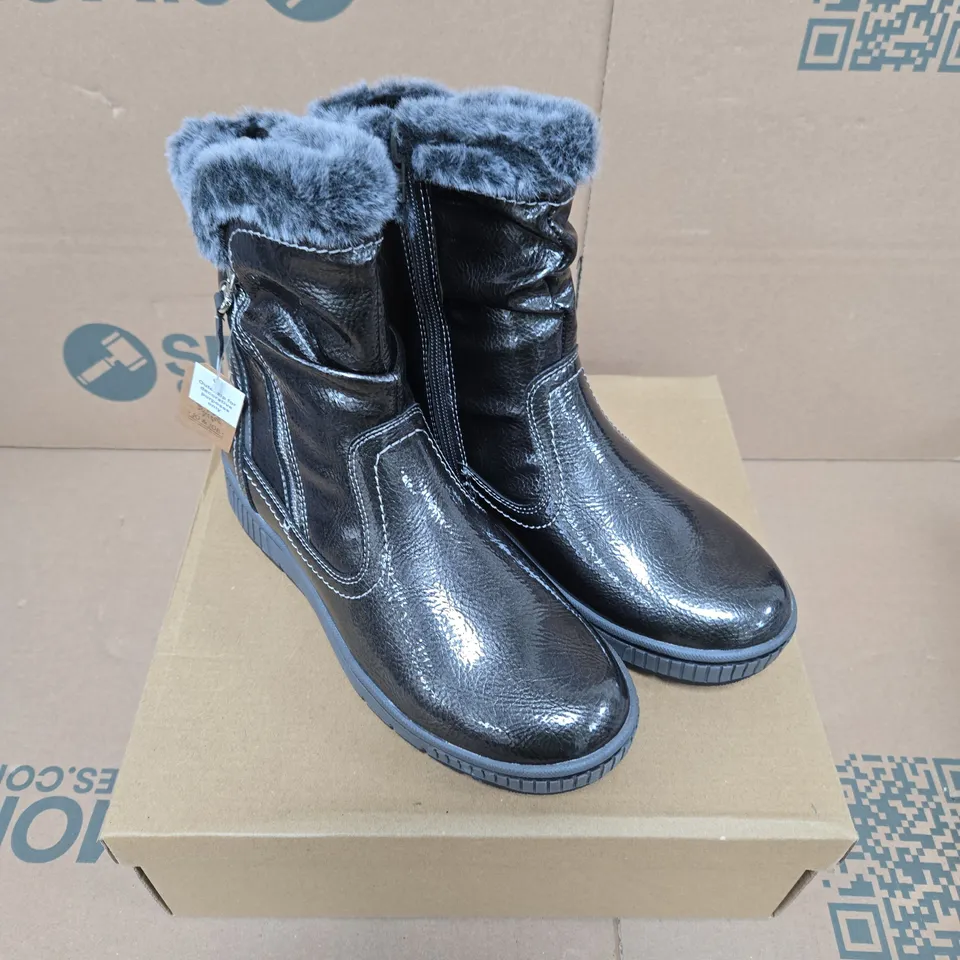 JO & JOE JADE PEWTER CRINKLE PATENT PU BOOTS – SIZE 4