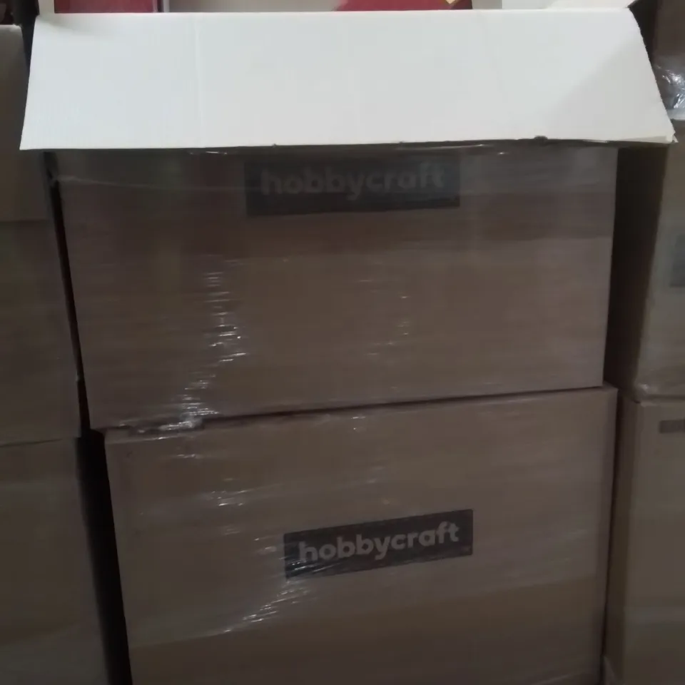 PALLET CONTAINING A LARGE QUANTITY OF ASSORTED CHRISTMAS DECORATIONS AND PRODUCTS TO INCLUDE;WOODEN SLEIGH,TABLE RUNNER,BOTTLE BRUSH LED TREE