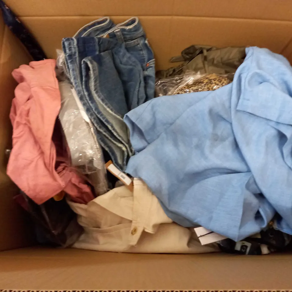 LARGE QUANTITY OF CLOTHING ITEMS TO INCLUDE DRESSES, SWEATERS, JEANS, T-SHIRTS, ETC