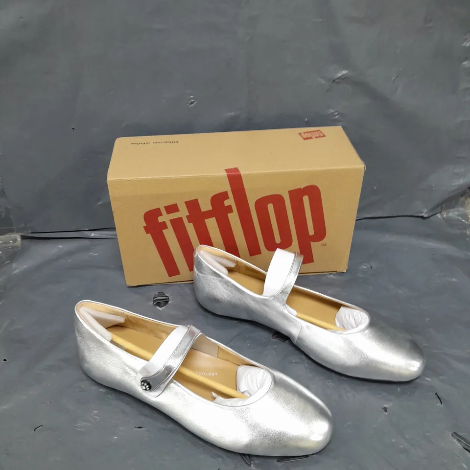 BOXED PAIR OF FITFLOP BALLERINA/MARY JANE SILVER UK 7 