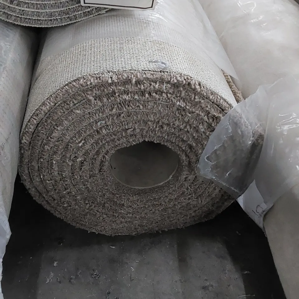 ROLL OF QUALITY PRIMO GRANDE CURLEW CARPET // SIZE: APPROXIMATELY 5 X 4m