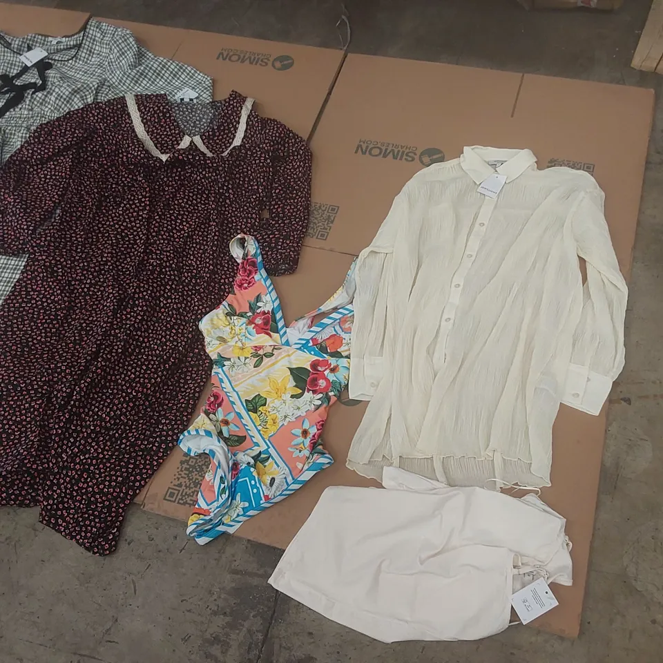 PALLET CONTAINING APPROXIMATELY 600x BRAND NEW ASSORTED DESIGNER CLOTHING ITEMS INCLUDING: FIGLEAVES BATHING SUIT, JD WILLIAMS TOP, SIMPLY BE DRESSES ECT