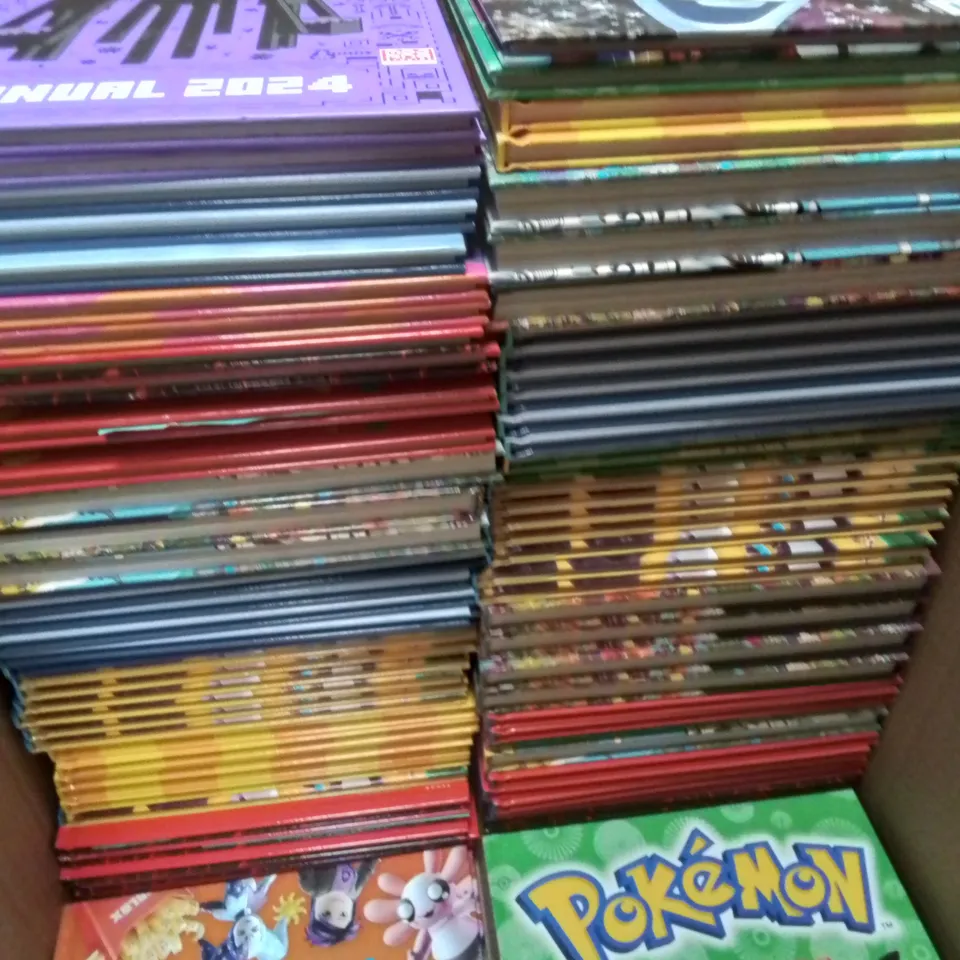 LOT OF ASSORTED 2024 ANNUALS TO INCLUDE POKEMON, ROBLOX, MINECRAFT AND FROZEN