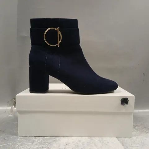 BOXED PAIR OF M&S INZOLIA BLOCK HEELED SHOES IN NAVY SIZE 5.5