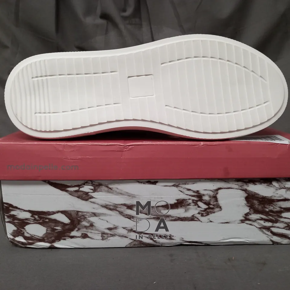 BOXED PAIR OF MODA IN PELLE TRAINERS IN WHITE PINK SIZE 7