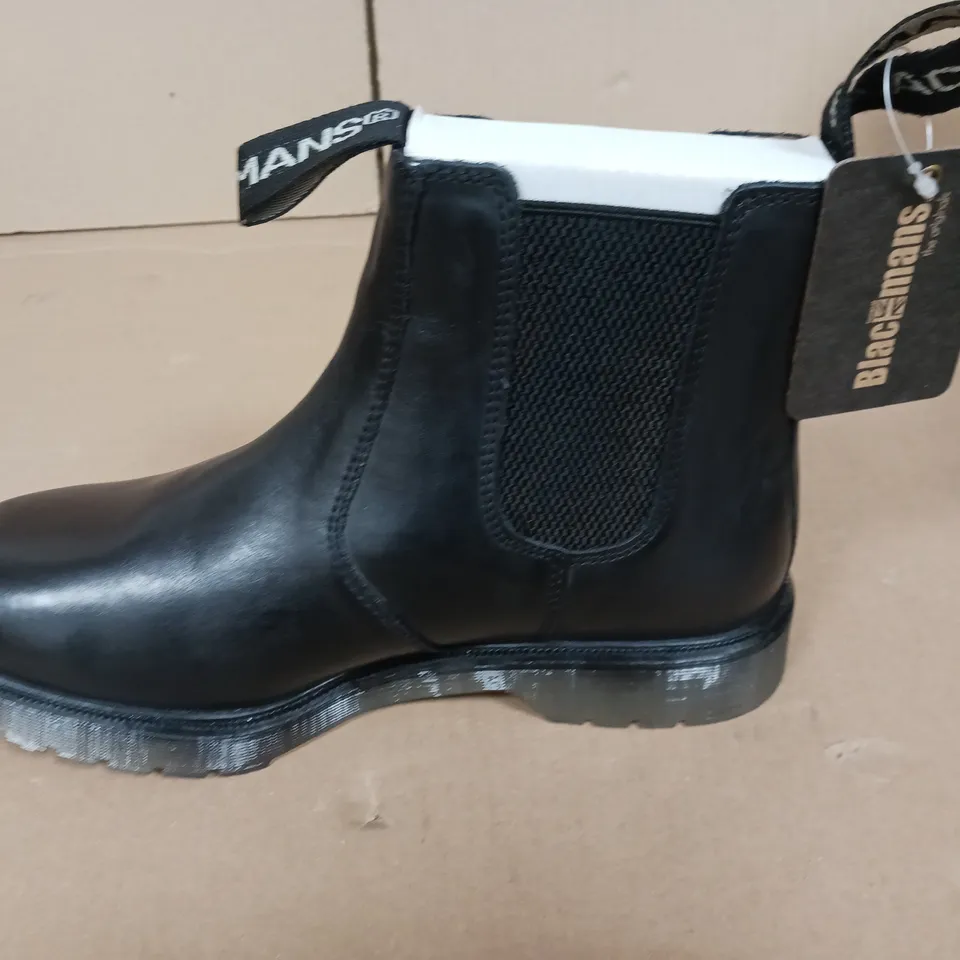 BOXED PAIR OF BLACK MANS BOOTS IN BLACK WITH DEREK SOLE - UK 7