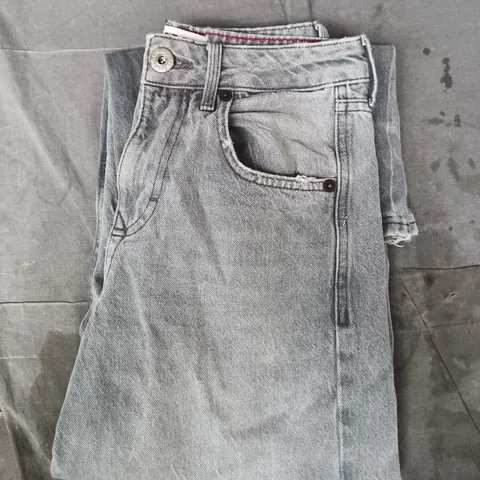 BDG JEANS IN GREY SIZE 24/32