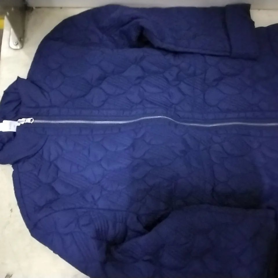 BOX CONTAINING MARLA WAYNE 8 BLUE JACKETS SIZE M  AND 2 ECRU JACKETS , 3XL