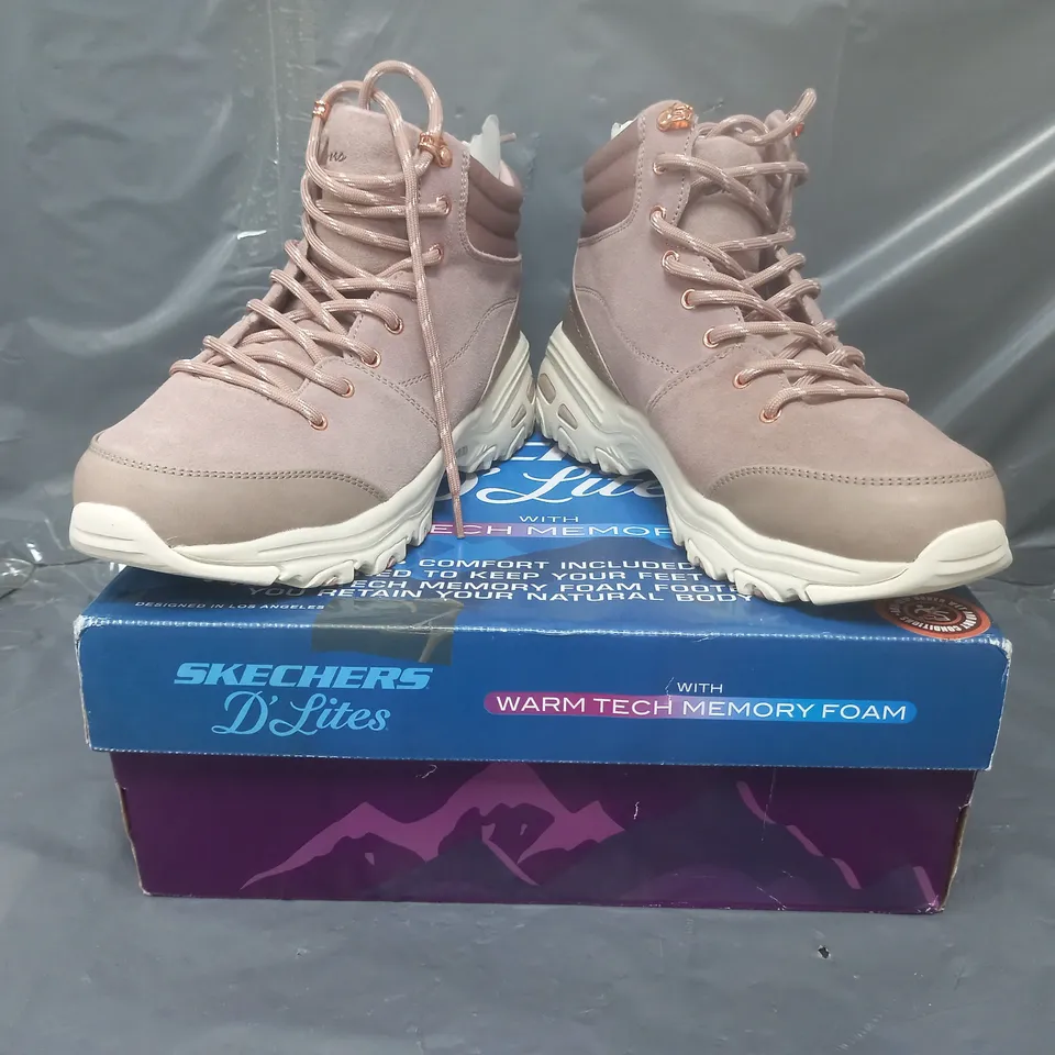 BOXED PAIR OF SKECHERS D'LITES BOOTS IN BLUSH SIZE 6 (2 LEFT SHOES)