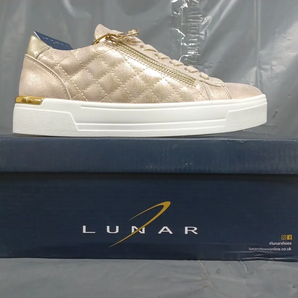 BOXED PAIR OF LUNAR SIDE-ZIP QUILTED STYLE SHOES IN BEIGE SIZE UK 4