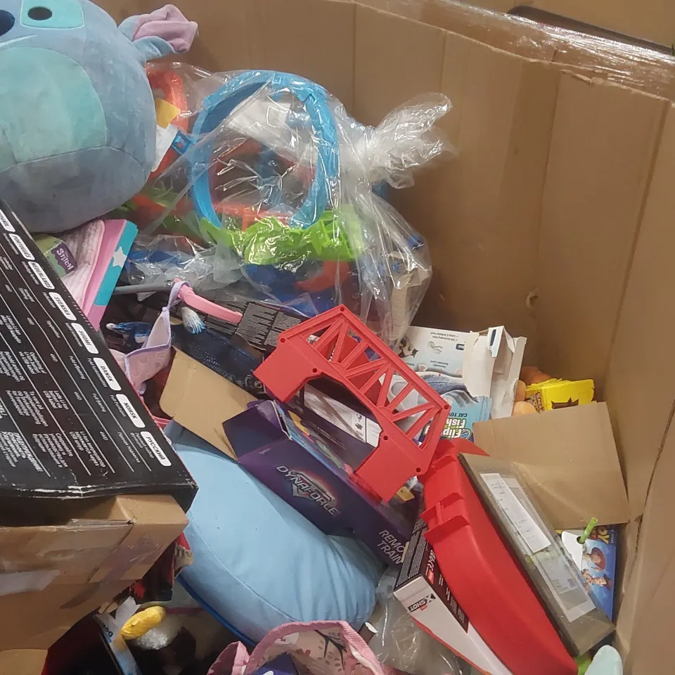 PALLET CONTAINING A LARGE QUANTITY OF ASSORTED TOYS INCLUDING: RC MONSTER TRUCK, BARBIE DREAM POOL, PAW PATROL RC FIRE TRUCK, LAVA LAMP ECT