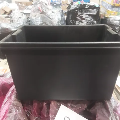 PALLET CONTAINING A VERY LARGE QUANTITY OF BRAND NEW PLASTIC CONTAINERS 
