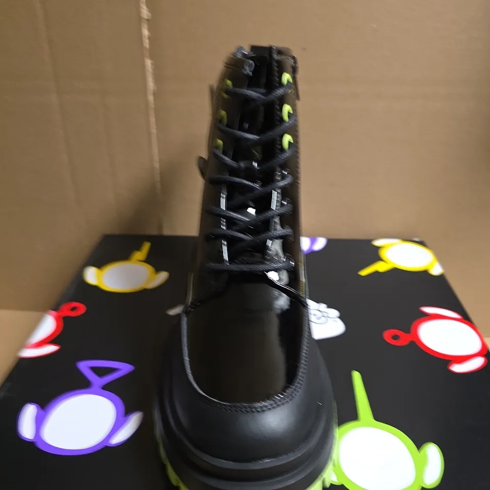 BOXED PAIR OF KOI TUBBYTRONIC KIDZ DIPSY HEAD BOOTS - UK SIZE 3