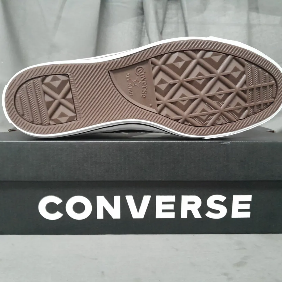 BOXED PAIR OF CONVERSE ALL STAR LOW SHOES IN BLACK/WHITE UK SIZE 9
