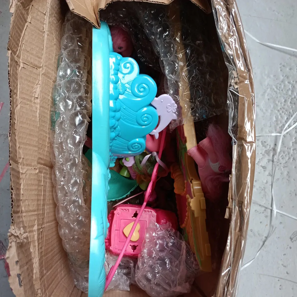 CAGE OF APPROXIMATELY 15 ASSORTED ITEMS TO INCLUDE CHILDREN'S PLAY ETC