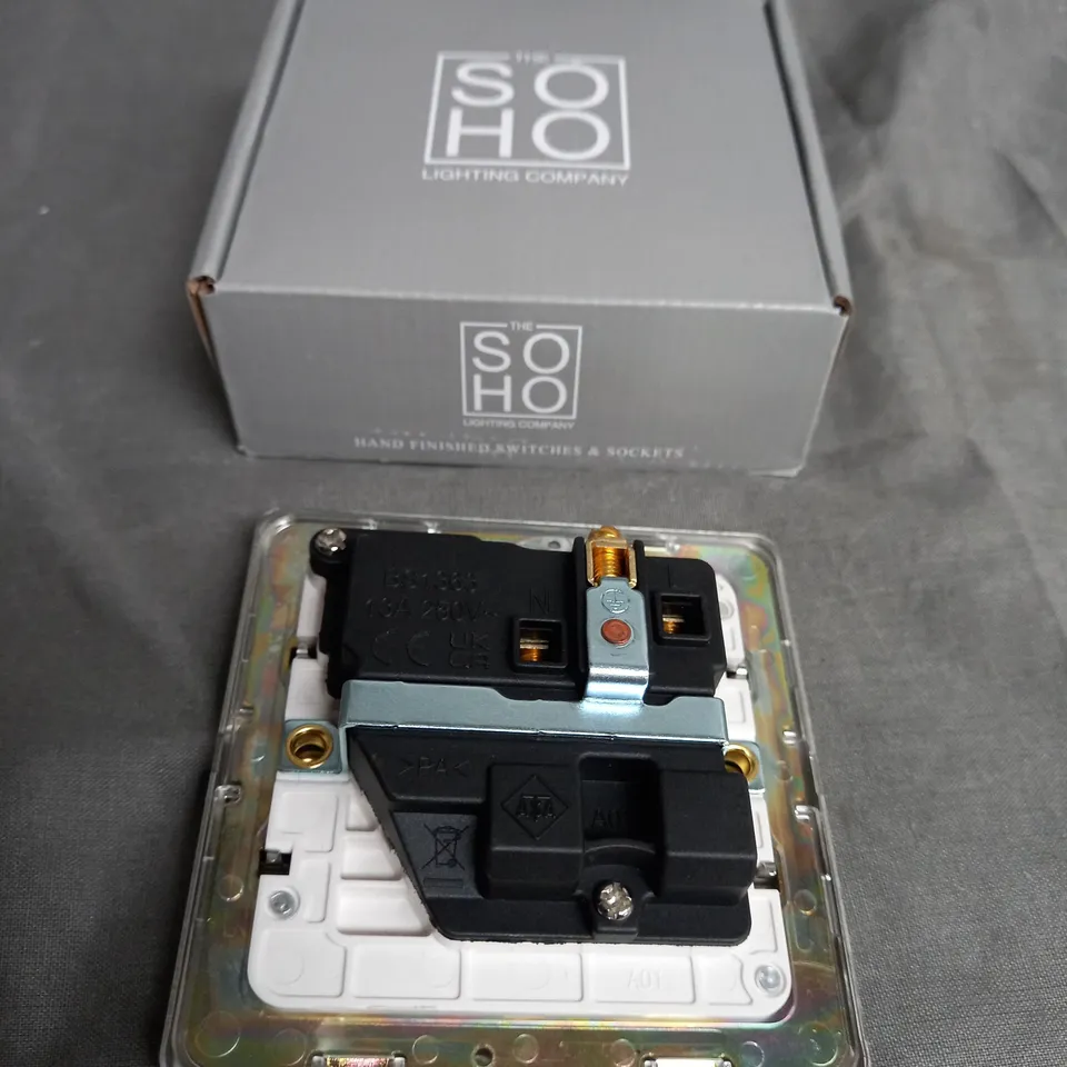 BOXED SOHO LIGHTING BRUSHED CHROME 1 GANG DP SOCKET WHITE INS 13A SCREWLESS