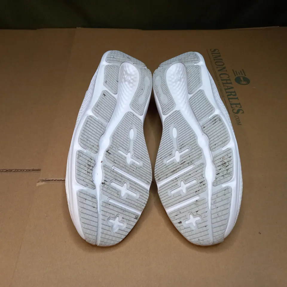 UNDER ARMOUR WHITE TRAINERS - SIZE 8UK