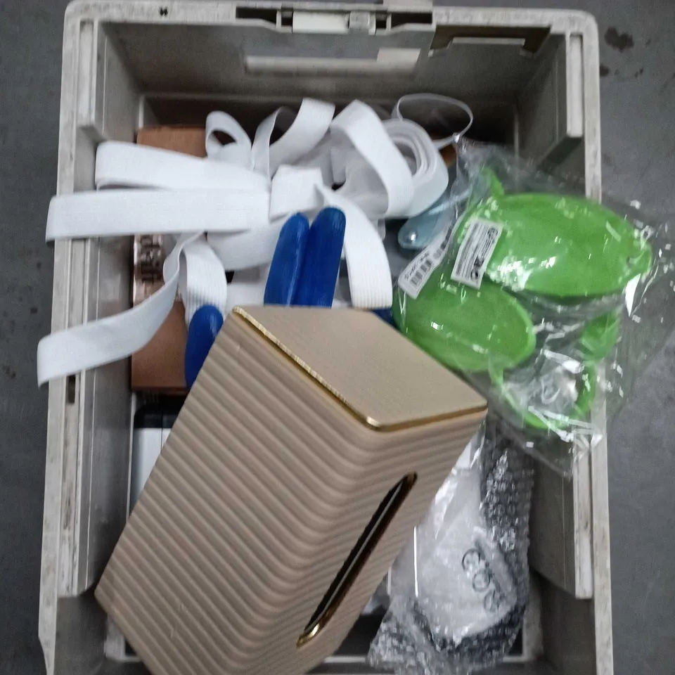 APPROXIMATELY 15 ASSORTED HOUSEHOLD ITEMS TO INCLUDE HP INK CARTRIDGES, PINK RUBBER GLOVES AND A MEAT HAMMER