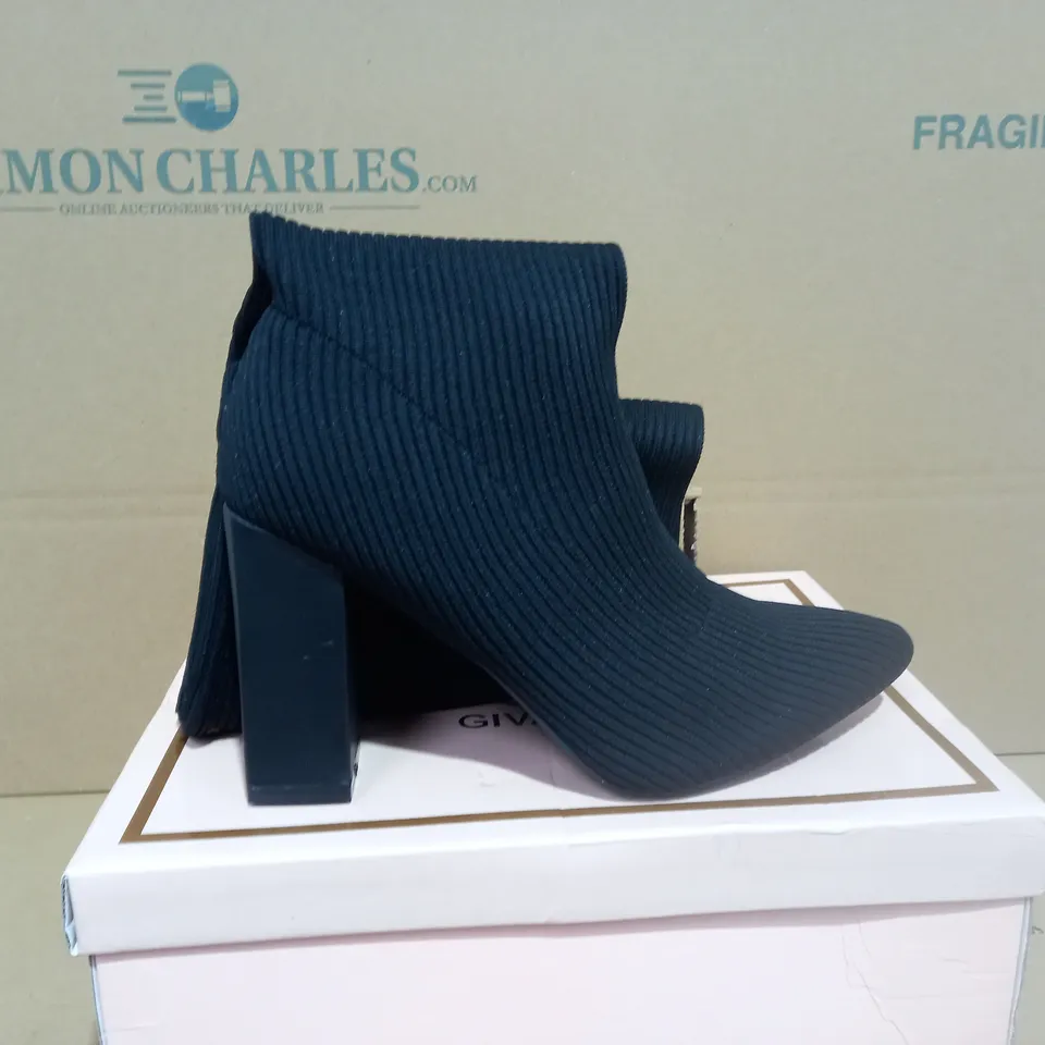 BOXEDPAIR OF SIZE 40 GIVANA BLACK BOOTS 