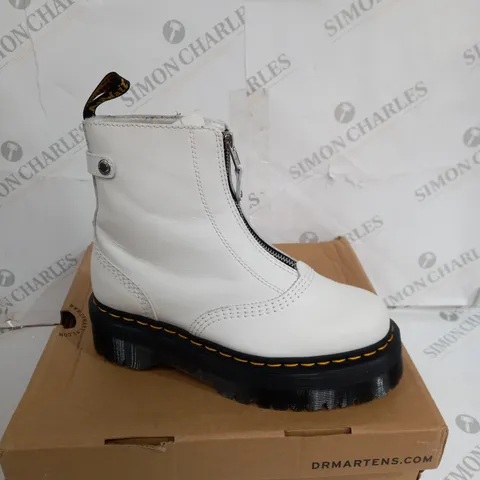 BOXED PAIR OF DR MARTENS AIR WAIR WHITE BOOTS SIZE 6