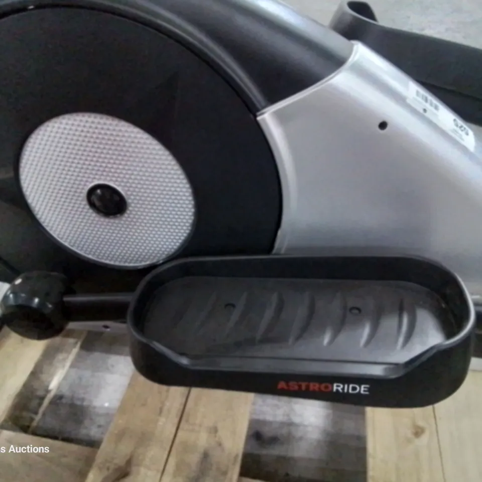 REEBOK ASTRORIDE A4.0 CROSS TRAINER