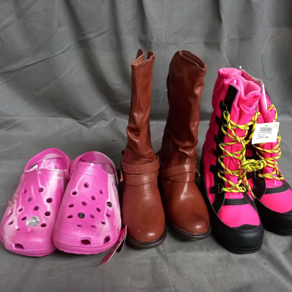 APPROXIMATELY 10 PAIRS OF ASSORTED KIDS SHOES IN VARIOUS STYLES AND SIZES 