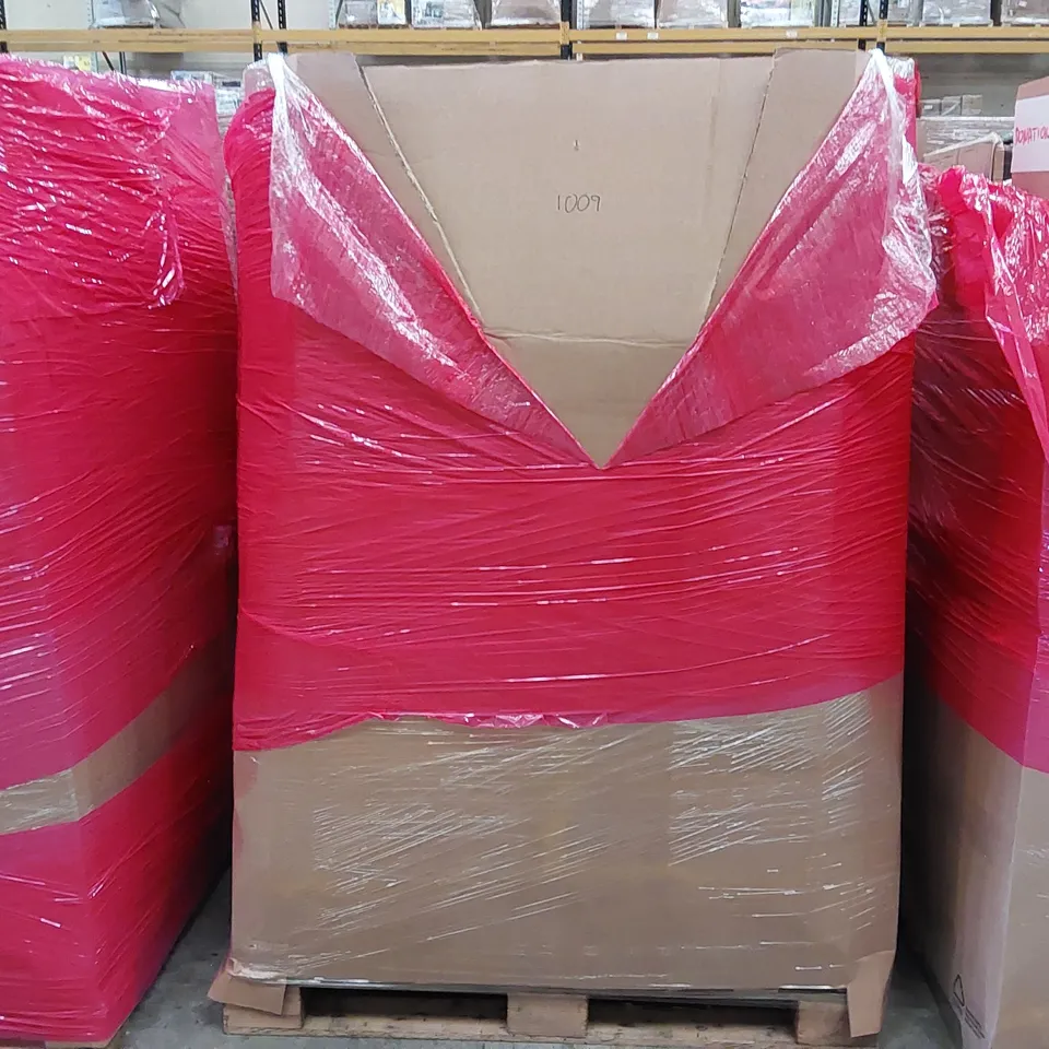 PALLET OF ASSORTED ITEMS INCLUDING: BLOWING-SUCTION MACHINE, LARGE WOODEN PET HOUSE, BAMBOO 4-TIER TOWEL LADDER, WOODEN TRAY, RUG