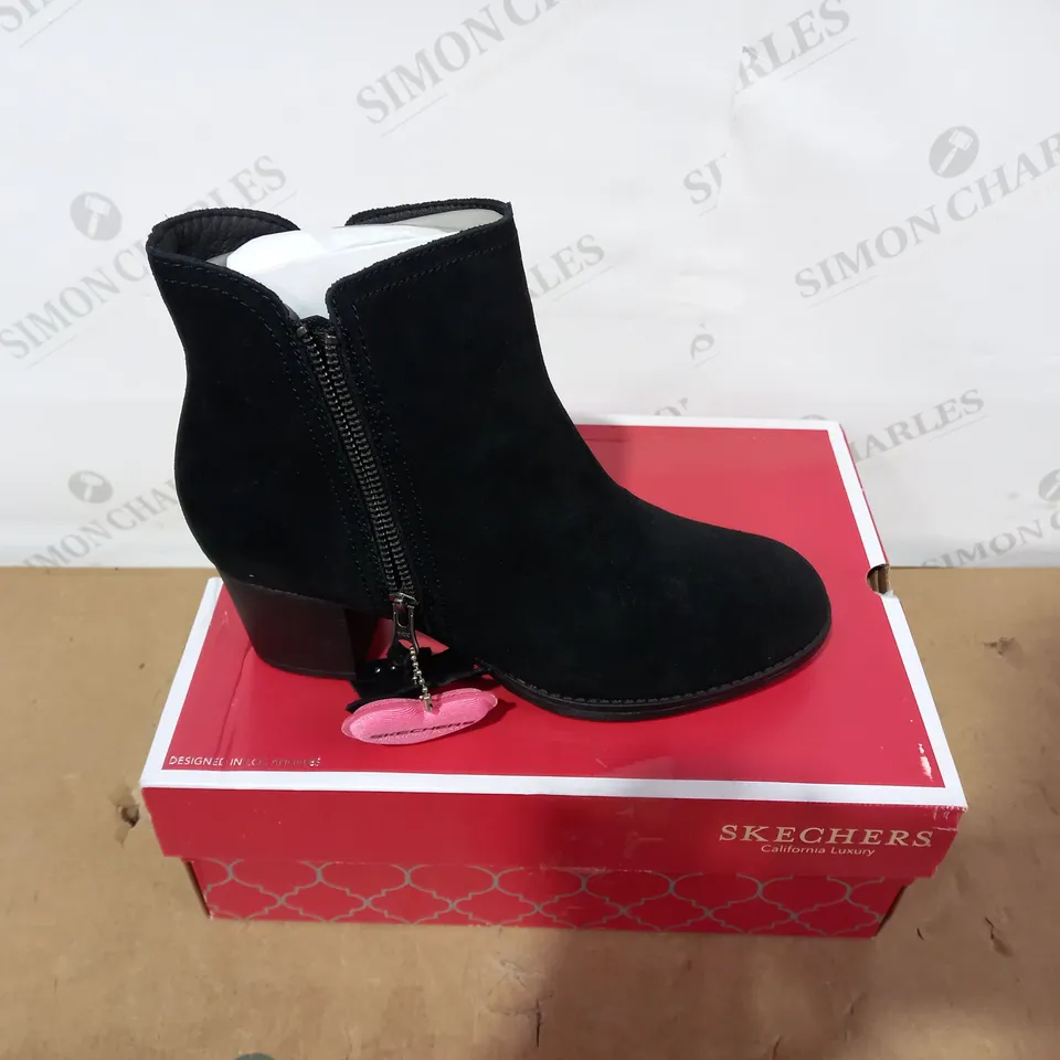 BOXED PAIR OF SKECHERS BLACK HEELED BOOTS - SIZE 6