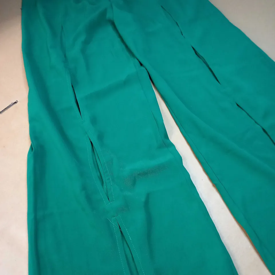 BOOHOO BOTTLE GREEN WIDE LEG CUT OUT DETAIL WOVEN TROUSER - SIZE 8